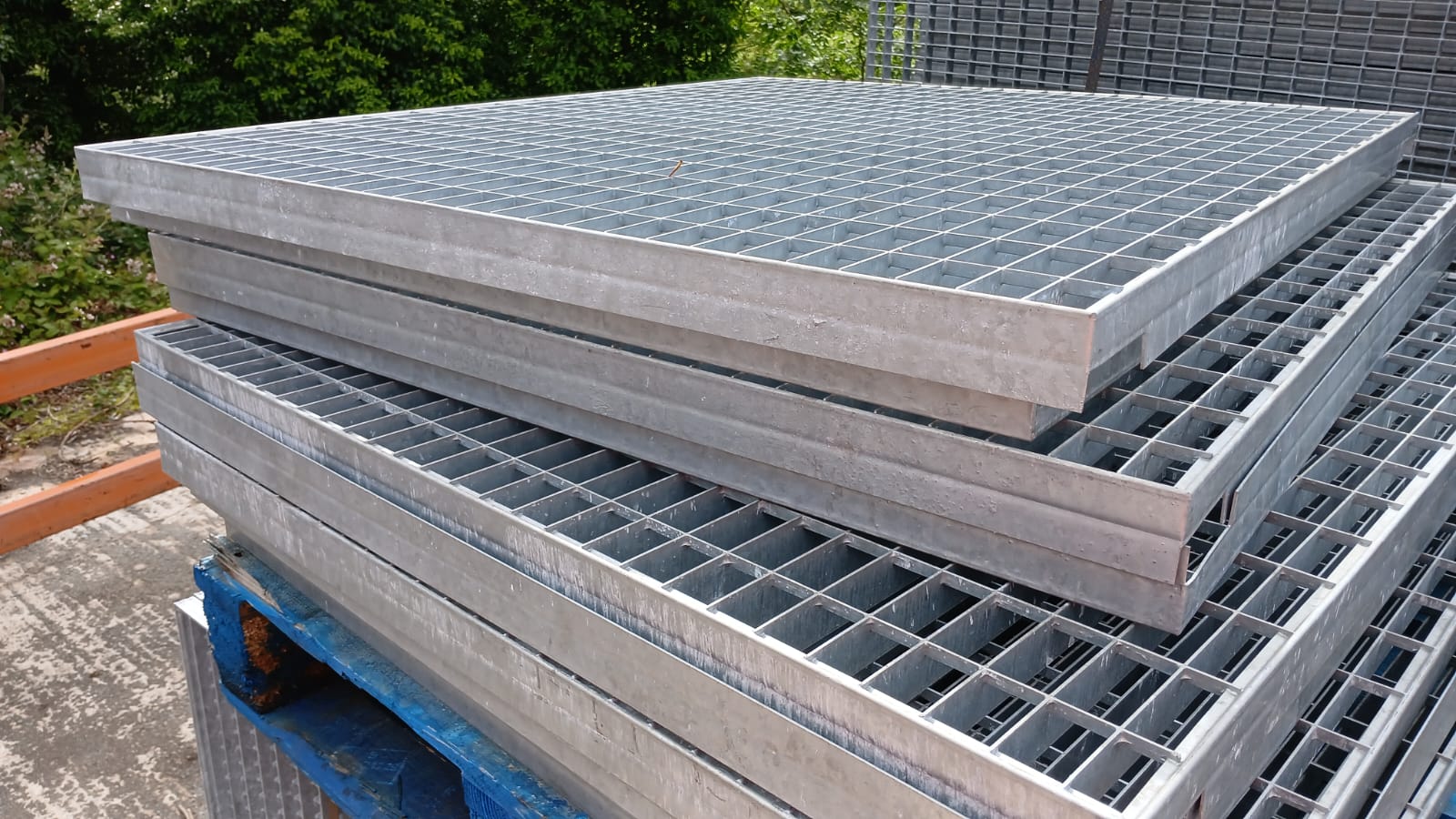 Large Galvanised Steel Walkway Flow Forge Grates / Panels